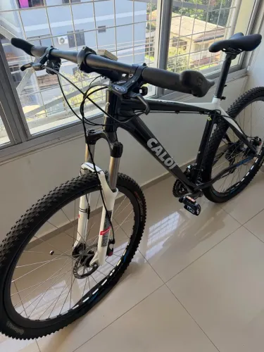 Vendo Bicicleta Caloi Elite 1.0 praticamente zero Km. Freios a disco, suspensão.