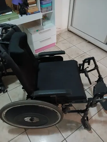 Vendo cadeira de rodas AVD em aluminio