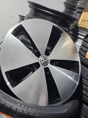 RODAS GENUÍNAS VOLKSWAGEN ARO 17 5X100 BLAK PIANO DIAMANTE