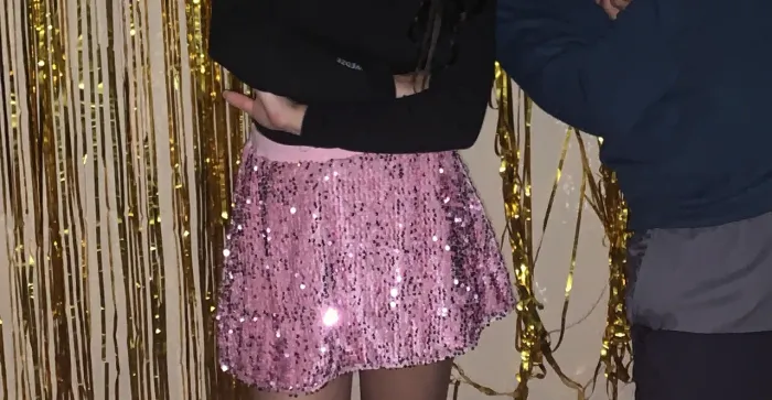 Saia rodada de paetês rosa com short embutido por baixo, tamanho P