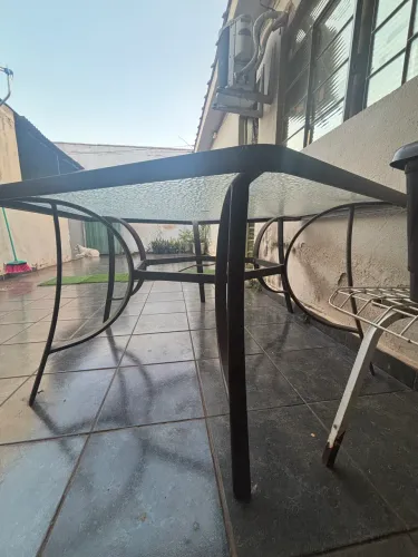 Mesa de Vidro com Estrutura de Ferro