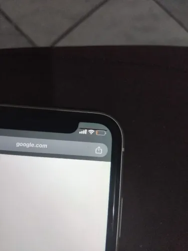IPHONE XR COM UMA LISTRA PRETA 64GB