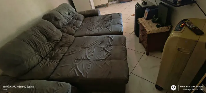 Vendo sofá retrátil 2 lugares para reforma. Motivo mudança.