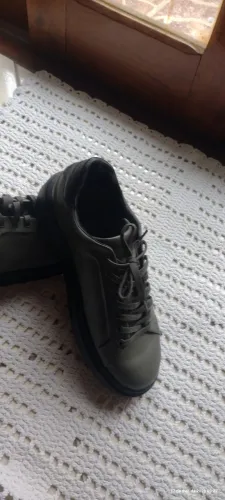  Tênis verde militar, com  o solado preto. Em excelente estado 