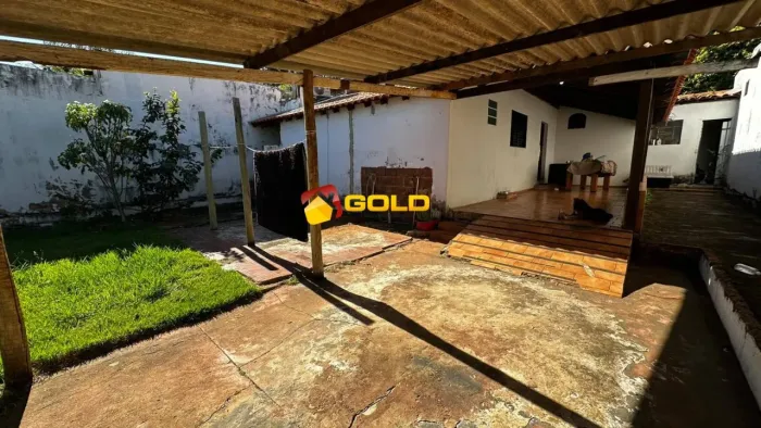 Casa para Venda em Uberlândia, Saraiva, 2 dormitórios, 1 suíte, 1 banheiro, 4 vagas