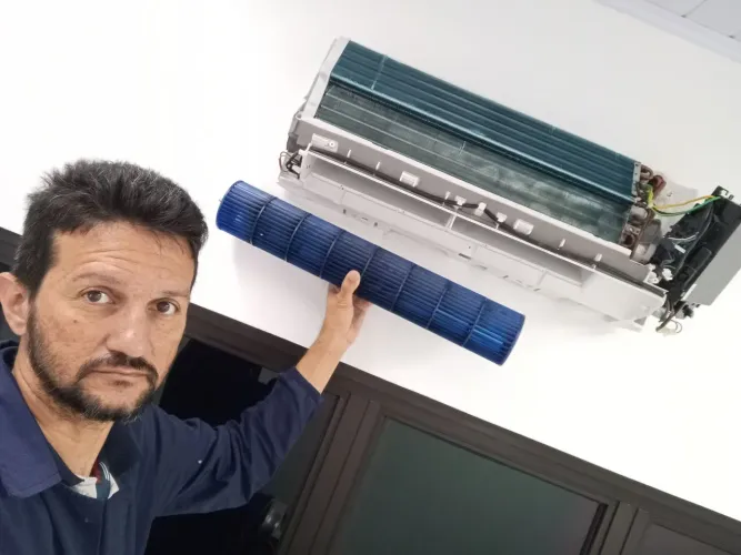 Instalação e manutenção em condicionadores de ar.