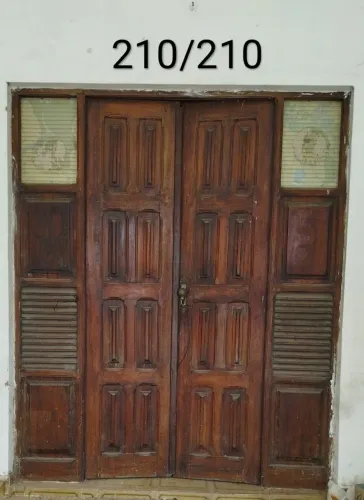 Porta e janelas de madeira + grande ferro