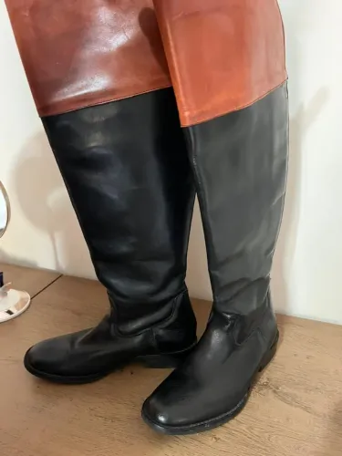 Vendo bota  couro legítimo cano longa preta e marron 35/36