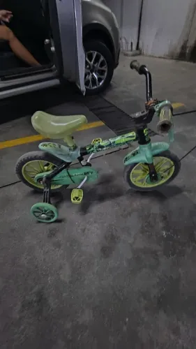 Bicicleta pequena , só com marca de uso