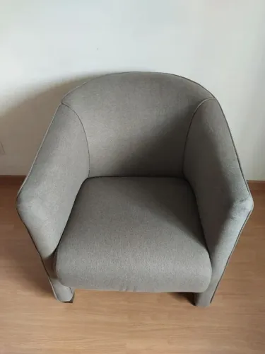 Poltrona decorativa fixa, modelo "ferradura" ou concha
