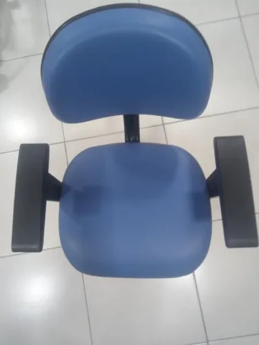 Cadeira azul com rodizio