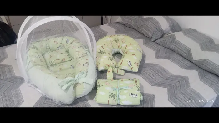 Conjunto com nicho, almofada de amamentação, trocador e mosqueteiro! Semi novo