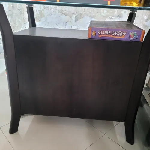 Mesa retangular com tampo de vidro e base de madeira para 06 lugares.