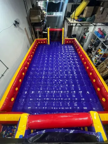 Quadra esportiva inflável de salão / futebol de sabão 8x4 com motor e paredes de 70cm
