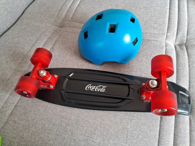 Skate com capacete