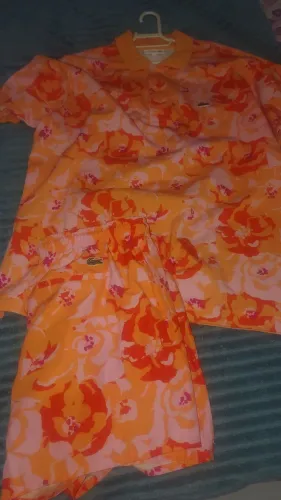 Camisa polo Lacoste e short Lindos 