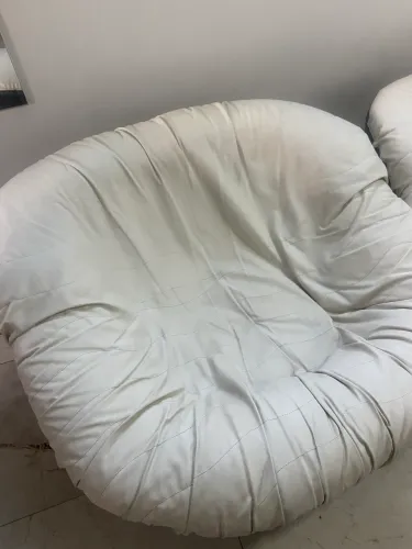 Poltrona de couro branca e preta