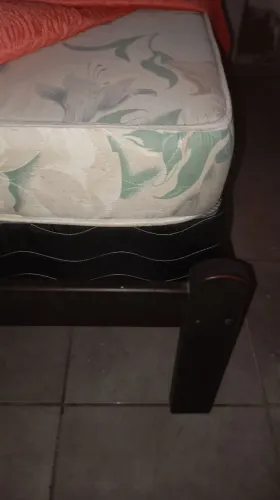Cama de casal de madeira
