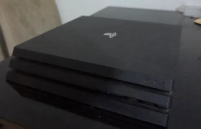 Ps4 Pro usado, base de carregamento e 2 controles