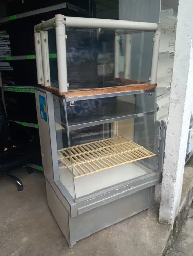 Balcão refrigerado mas ele e uso como vitrine não tem motor só e mostruário de produtos   
