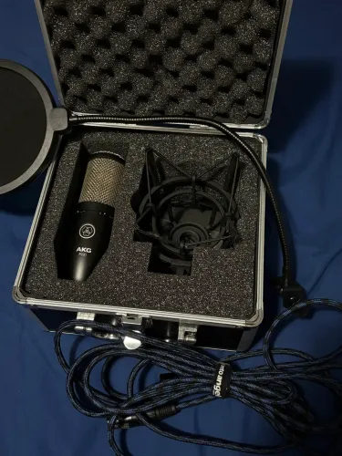 Microfone AKG P220 + Aranha + Maleta + Cabo XLR + Pop Filter