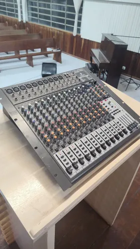 Mesa de Som Behringer Xenyx X2442USB - 24 Canais c/ Efeitos e Interface USB