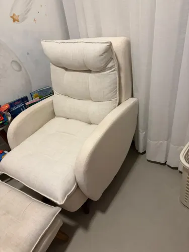 Poltrona de amamentação com apoio de pés
