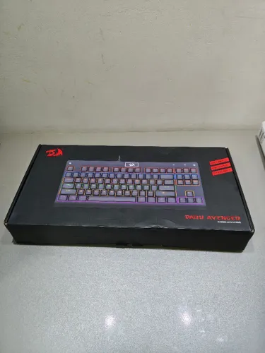Teclado Mecânico Redragon Dark Avenger Preto Iluminação Rainbow Switch Marrom K568R