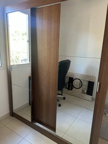 Guarda roupa praticamente novo 