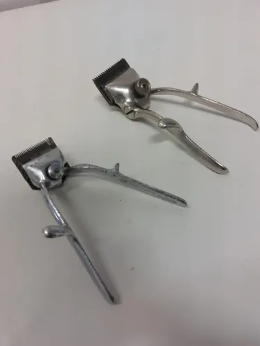 Par de Máquinas de Cortar Cabelo Manuais Antigas - Item de Colecionador / Decoração