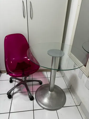 Mesa de vidro e cadeira de acrílico 