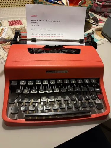 Máquina de escrever Olivetti Lettera 32