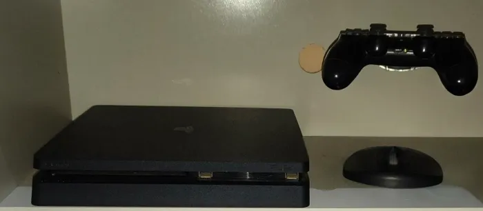 Vendo PS4 pouquíssimo usado 3 jogos + 1 controle