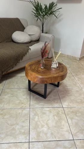 Mesa de centro orgânica acabamento premium
