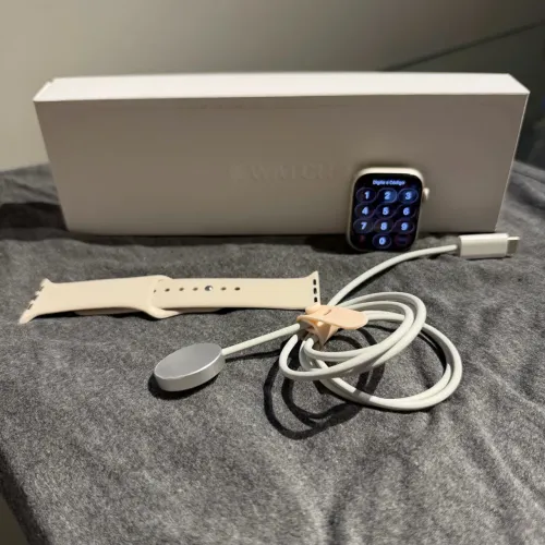 Apple Watch Series 8 GPS 45 mm - Starlight (Estelar) na caixa