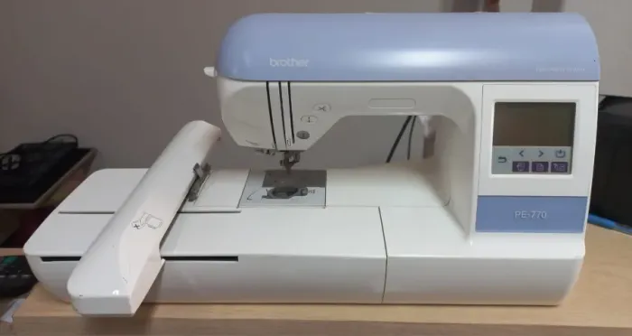 Máquina de bordar BROTHER PE770