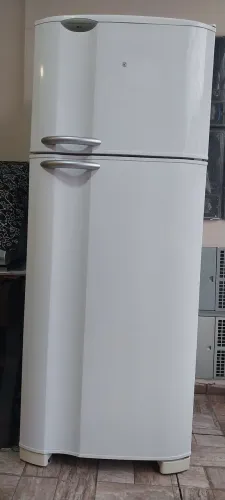 Vendo uma geladeira eletrolux funcionado perfeitamente limpinha