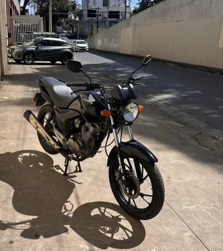 Titan 150 bem cuidada