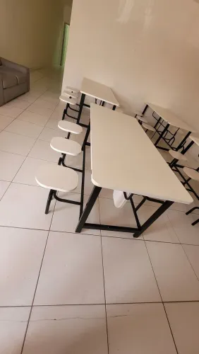Mesa retrátil de refeitório