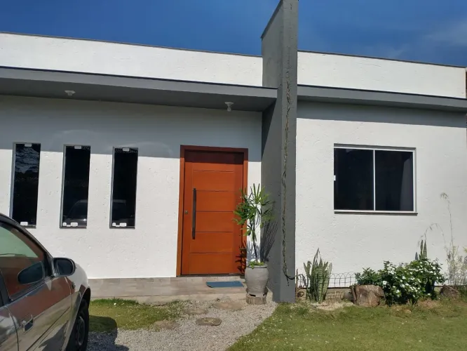 Alugo casa anual Rio Vermelho