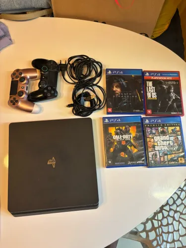 PlayStation 4 slim com 2 controles e alguns jogos
