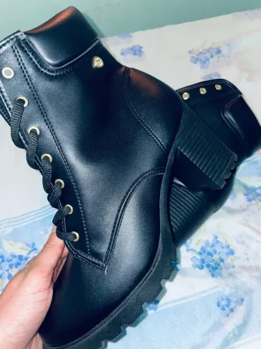 Bota feminina coturno preto de salto alto medio 