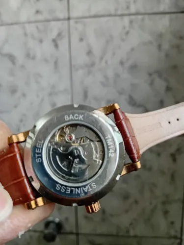 Relógio sofisticado, máquina automática e couro costurado