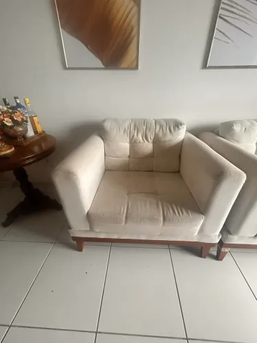 Par de Poltronas em Madeira Maciça - Design Elegante e Muito Confortáveis