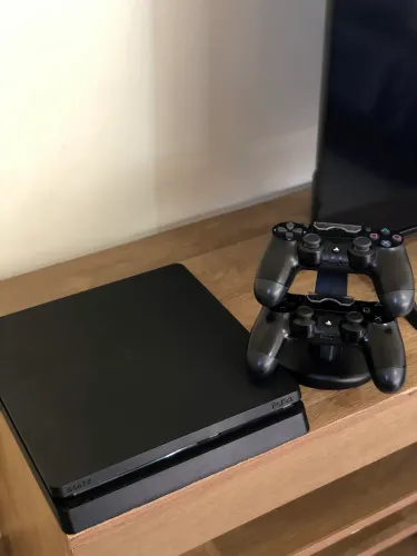 Ps4 slim 2 controles +Base de carregamento!