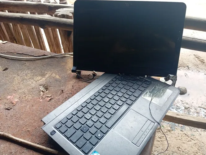 Vendo tela de computador e teclado