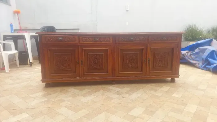 BUFFET / APARADOR DE MADEIRA MACIÇA COM ENTALHES ARTESANAIS