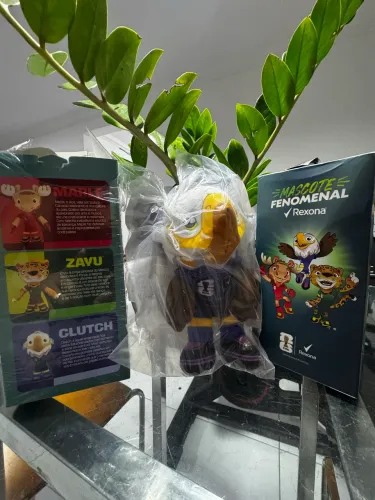 Vendo ou troco mascote da copa