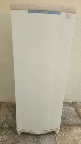 Vende- se geladeira (semi nova)