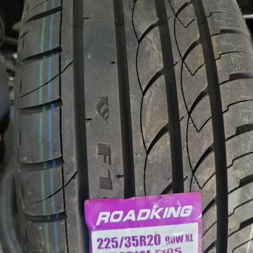 Pneu  225/35 20. Novo